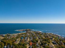 Nubble View - Home for 10, hotel in York Beach