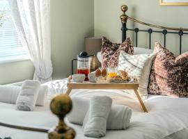 Spacious Cotswolds Base, Private Garden & Parking, hotel u gradu Evesham