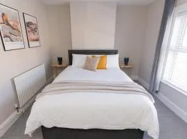 Modern 3 Bedroom House in Rugby town centre, Super fast WiFi
