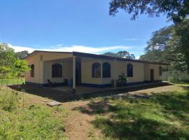 Aura Living, Hotel in La Garita