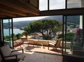 Cadaqués Wonderful views central and calm tree house, hotel en Cadaqués