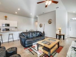 Golf, Shop and Explore San Antonio Retreat with Patio, hotel a Riomedina