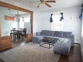 Spacious Home with Parking, Laundry - Near RU, RWJ, NJ Transit, ξενοδοχείο σε Highland Park