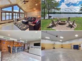 Northwoods WI 6BR Lakefront Cabin Retreat on Lake Nokomis - Minnohawk Lodge, Hotel in Tomahawk