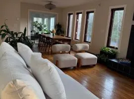 Poconos Chalet -Kayaks- HotTub-Karaoke-Lake