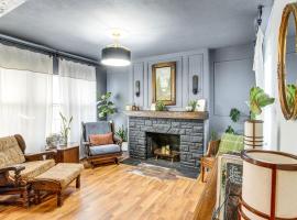 Updated and Charming! Waterloo Home with Patio, hôtel à Waterloo