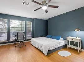 Family Retreat Near Kalahari - Sleeps 11-Modern