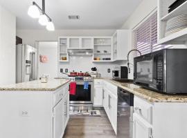 Family Retreat Near Kalahari - Sleeps 11-Modern, Hotel in Round Rock