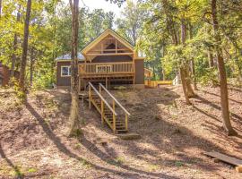 Riverfront Hot Tub, Fireplace, Firepit, & Kayaks, Hotel in Big Rapids