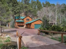 Cabin Among The Pines w Tesla Charger and Game Garage, hotel em Flagstaff
