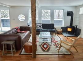 The Black Bear Cottage with tiny house & hot tub, hotel v destinaci Livingston Manor