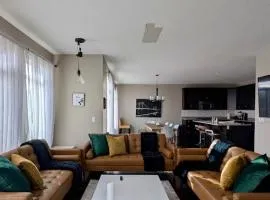 Waterfront Home, Fireplace, 90 min to Banff