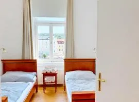 Salzkammergut Homes Gmunden - Suite Marie Antoinette, Blick auf den Stadtplatz, Traunseeblick - ideal für Paare und Kulturinteressierte