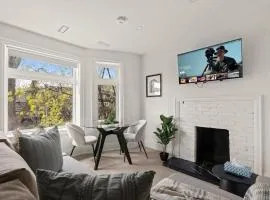 Cozy 1-BR Retreat in Torontos Vibrant West End