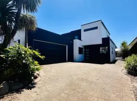 Modern Costal Escape-with Spa