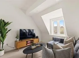 Stylish 2BR Toronto Condo Comfort & Convenience