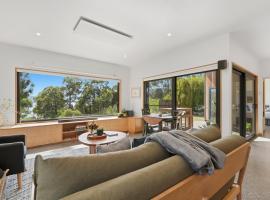 Tranquility Base - 1 Bedroom Cabin - Oceanview, hotel i Coningham