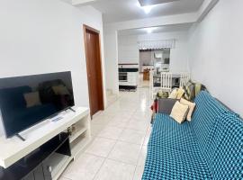 Casa Ampla com Ar Condicionado 450m praia Rua Canoas, hotel en Piçarras