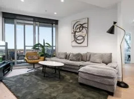West Side Explore Downtown Melb in Chic Condo