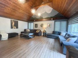 Cottage getaway in the city, for intimate family gathering: Ajax şehrinde bir otel