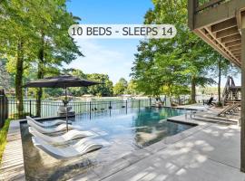 Niblick on Norman w/Heated Pool & Optional Boat Rental, hotel v destinaci Cornelius