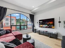 Spacious Downtown TO 3BR Condo Modern Comforts