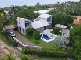 Cabaña privada con piscina y jacuzzi junto al mar