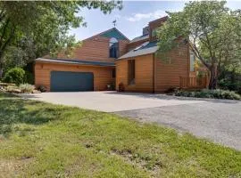 Country Stay 6 Min to Town with Deck & Jetted Tub