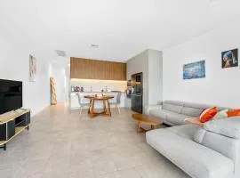 Stylish 2BR Home in Doncaster with parking