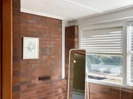 SUNNY STUDY ROOM ATTACHED IN SPACIOUS PRIATE ROOM Eastwood