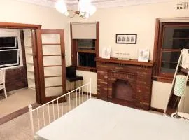 SUNNY STUDY ROOM ATTACHED IN SPACIOUS PRIATE ROOM Eastwood