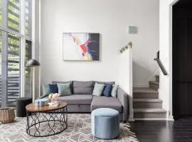 Modern 4BR Home Sleeps 12 Steps to CN Tower