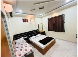 Indra Nagar Road Hotel Premium Aadi # Shree Palace Near Railway Station # Mahakaleshwar Jyotirlinga - Restaurant And Parking Facilities - Fully Air Conditioning Rooms - Best Hotel In Ujjain