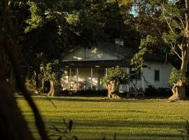 The Cottage next to Cambewarra Estate Winery، فندق في Camberwarra