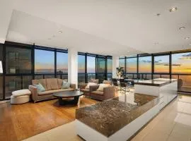 Skyline Penthouse Southbank 3BR 2BA Free Parking Near Crown