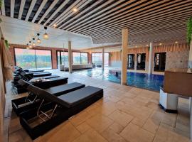 Au Coeur Du Village, hotel com piscina em Saint-Aubin