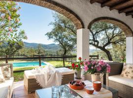 Family Villa With Pool In Almonaster, hotel en Alájar