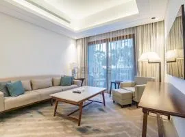 Luxury Seaview 3BR with Assistant Room, Just Minutes from Fujairah Pristine Beaches, The Address Fujairah Residences Block A, Fujairah by Deluxe Holiday Homes