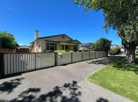 Chic 4 bedroom City Home with large Garden