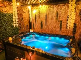Loveroom La Villa Lova avec spa privé et pièce secrète