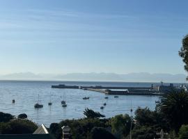 Simons Town long beach Penthouse, hotel in Simonʼs Town