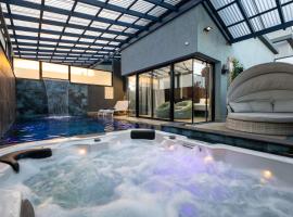 Naomi Boutique Suites, hotel with hot tubs in Netu'a