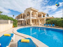 Villa Murtons, hotel em Sa Coma