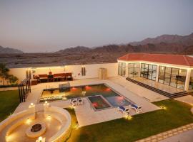 Calm Zone Luxury Private Pool 5BHK Villa, hôtel à Al Ḩalāh