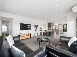 Modern Villa close to shops-10mins to City