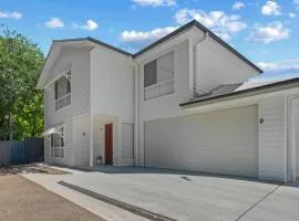 Tanderra - Spacious Central Wagga Townhouse