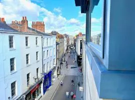 York City Centre 2 Bed Flat with Views - Steps from Christmas Market