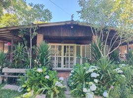 Chalé alpino em canela rs todo mobiliado com cozinha lareira split Wi-Fi 2 quartos perto do centro, шале у місті Канела