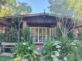 Chalé alpino em canela rs todo mobiliado com cozinha lareira split Wi-Fi 2 quartos perto do centro