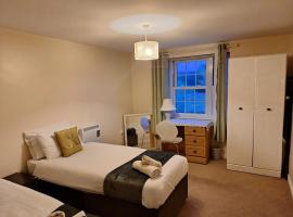 2 Bed - Sleeps 4 - Free Parking, hotel Elyben